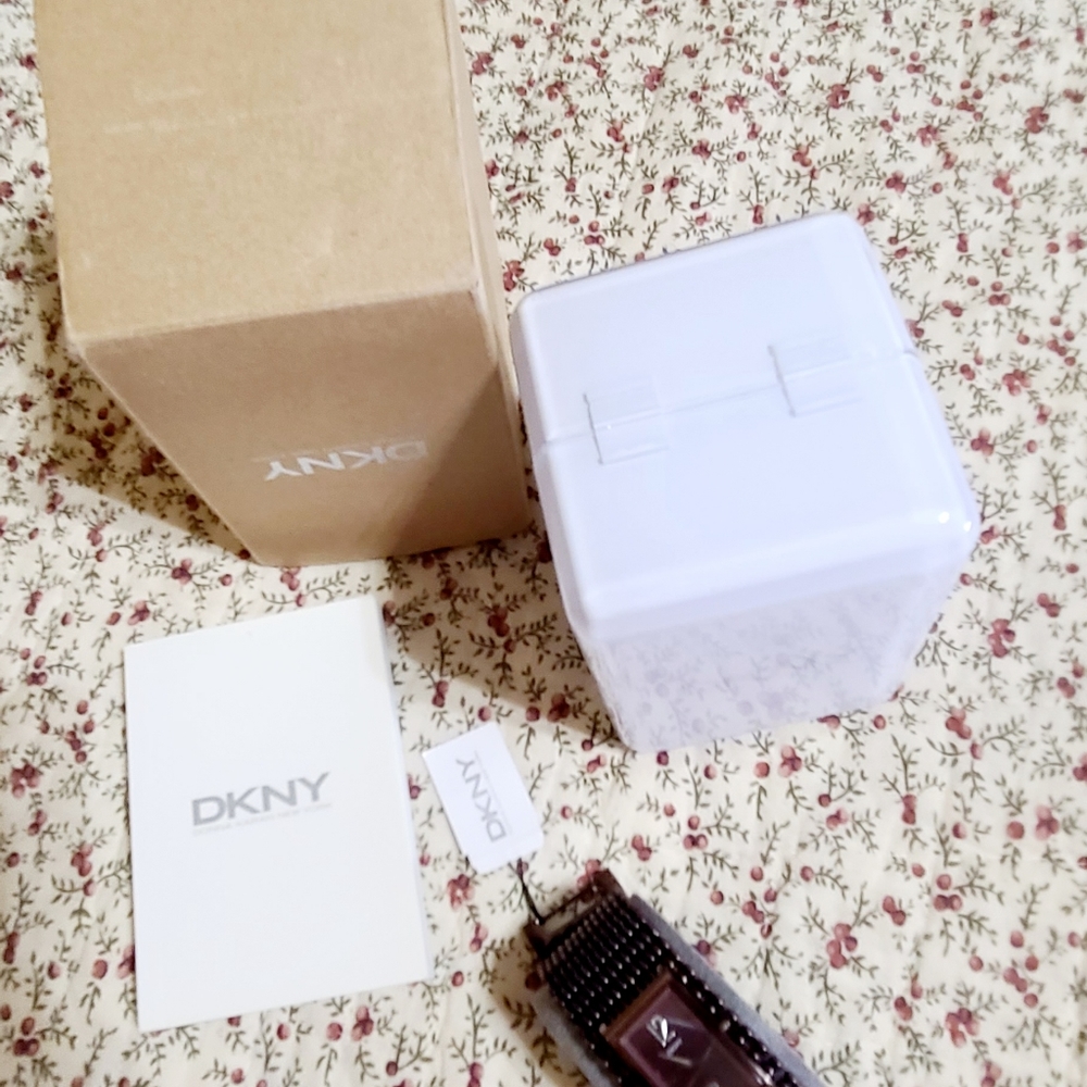 Authentic Dkny Brown. - image 8